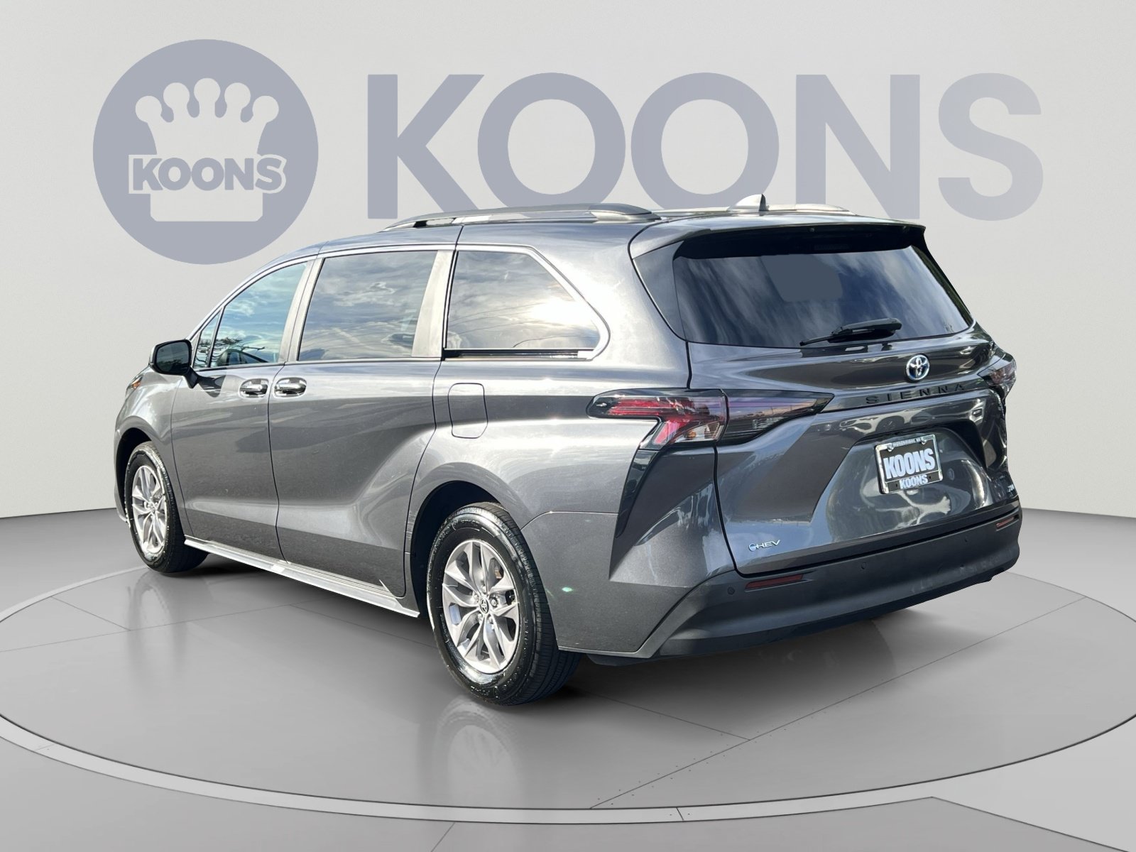 Used 2025 Toyota Sienna XLE FWD image 4