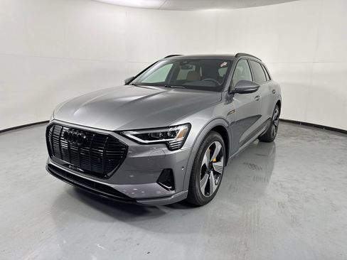 Used 2023 Audi e-tron Premium Plus w/ Premium Plus Package AWD/4WD image 30