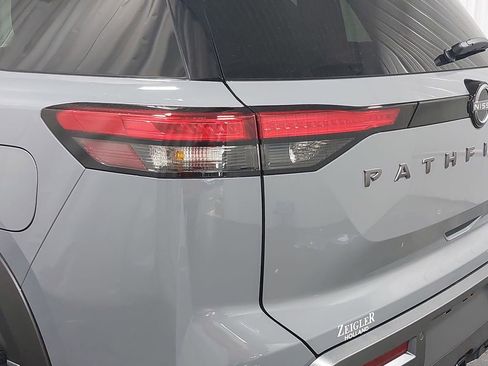 New 2026 Nissan Pathfinder Platinum image 38