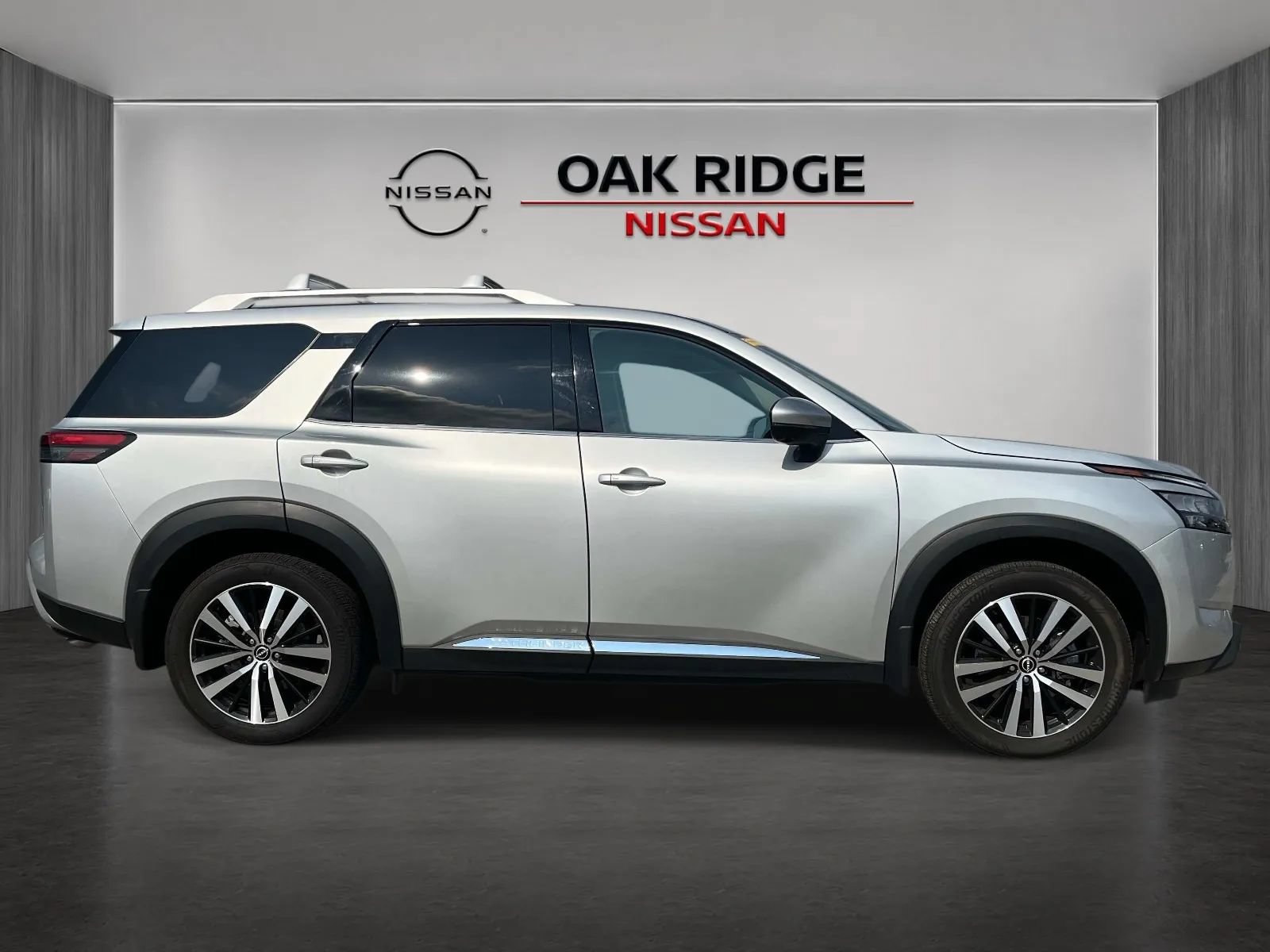 Used 2025 Nissan Pathfinder Platinum w/ Cargo Package FWD image 2