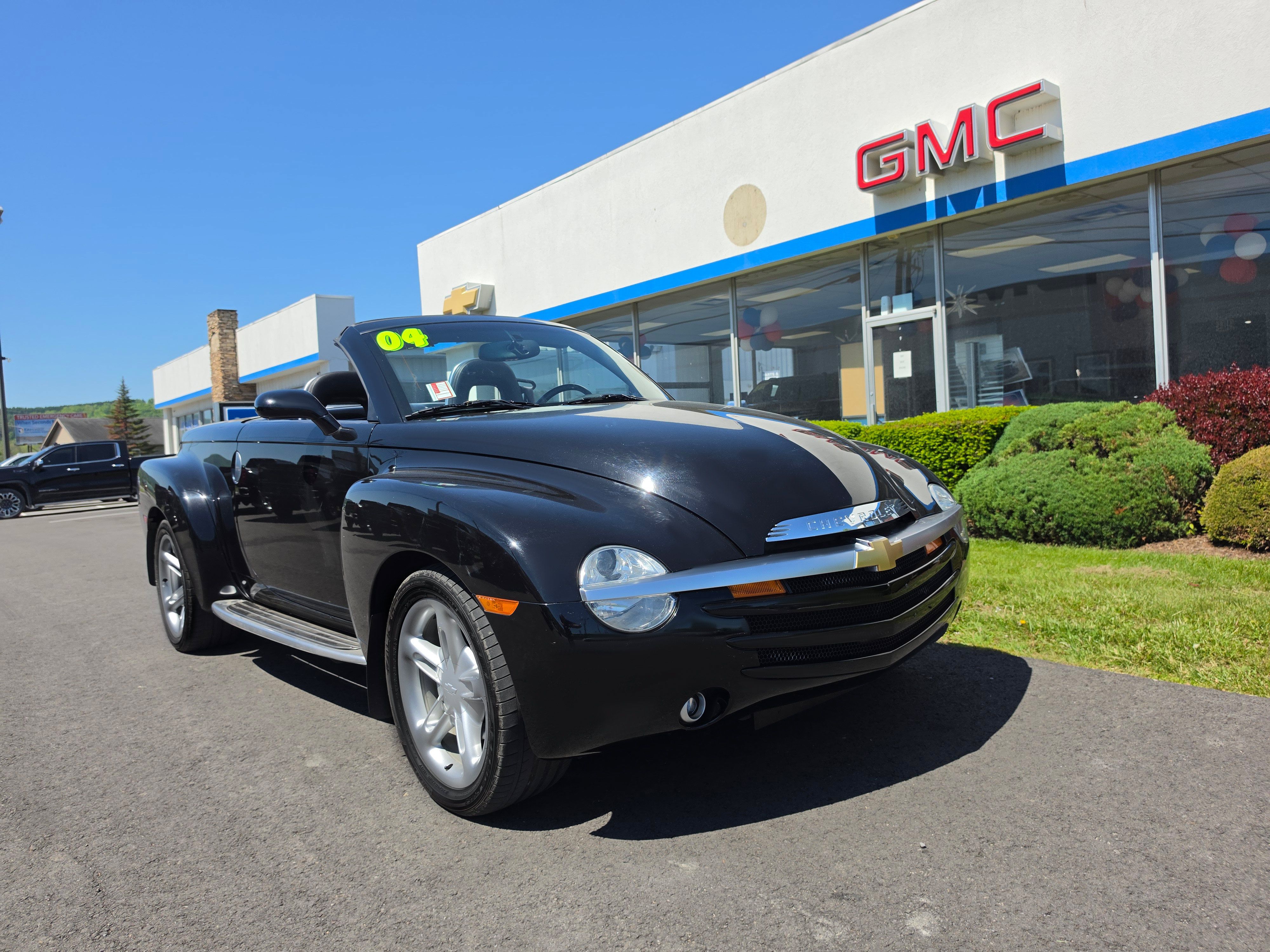 Used 2004 Chevrolet SSR w/ Preferred Equipment Group RWD image 1
