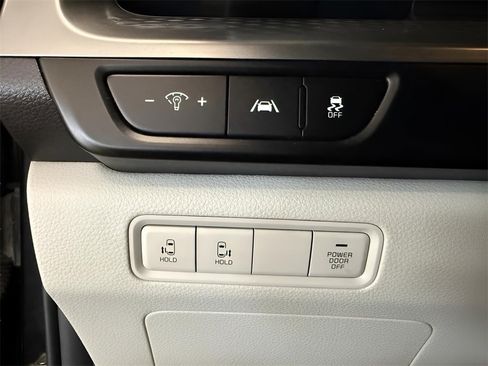 Used 2022 Kia Carnival LX image 19