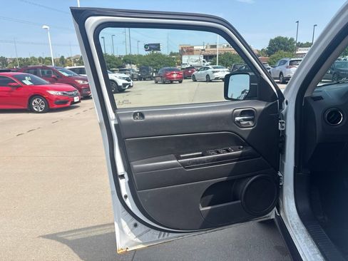 Used 2014 Jeep Patriot Latitude AWD/4WD image 9