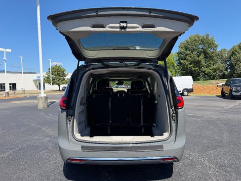Used 2023 Chrysler Pacifica Limited FWD image 11