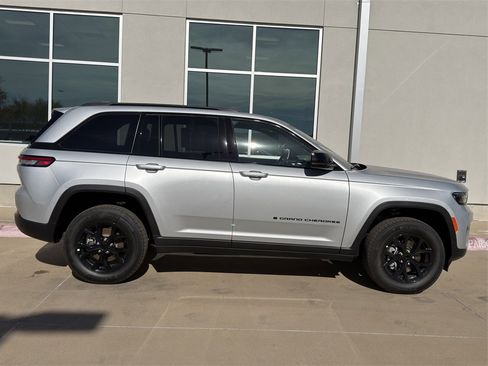 New 2025 Jeep Grand Cherokee Altitude image 4