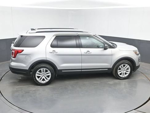 Used 2019 Ford Explorer XLT AWD/4WD image 41