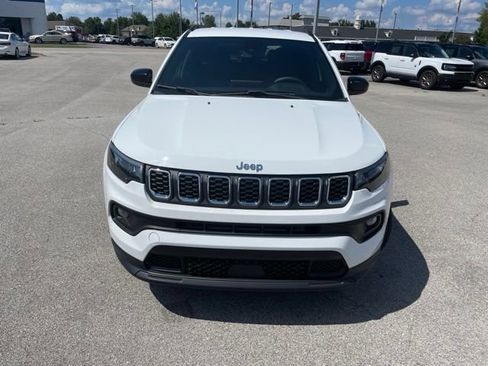 Used 2024 Jeep Compass Latitude w/ Convenience Group AWD/4WD image 3