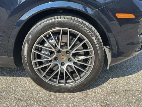 Used 2022 Porsche Cayenne Platinum Edition image 12
