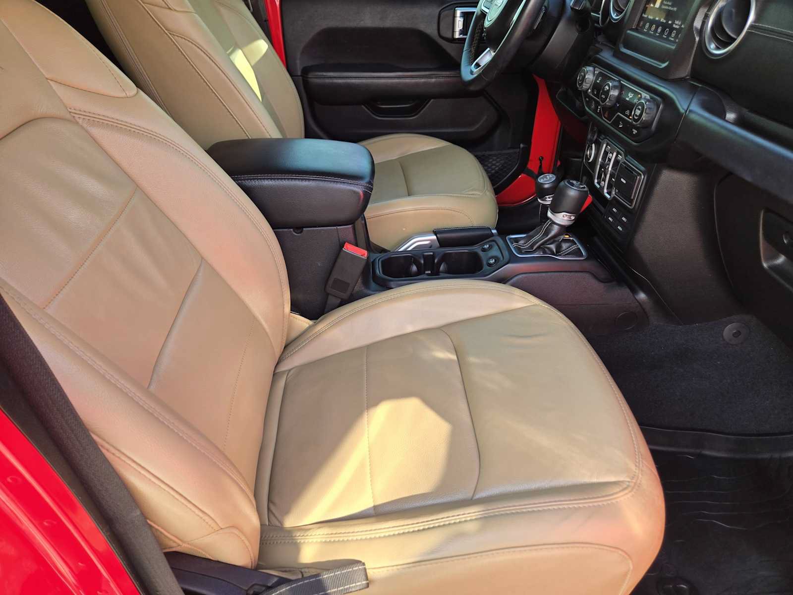 Used 2018 Jeep Wrangler Unlimited Sahara AWD/4WD image 15