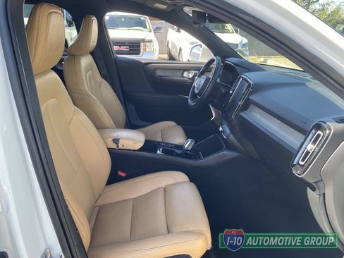 Used 2019 Volvo XC40 T4 Inscription FWD image 11