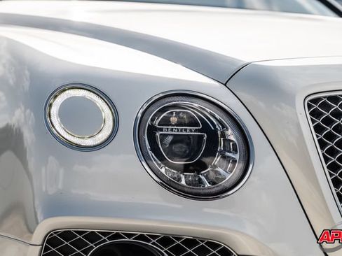 Used 2017 Bentley Bentayga AWD/4WD image 38