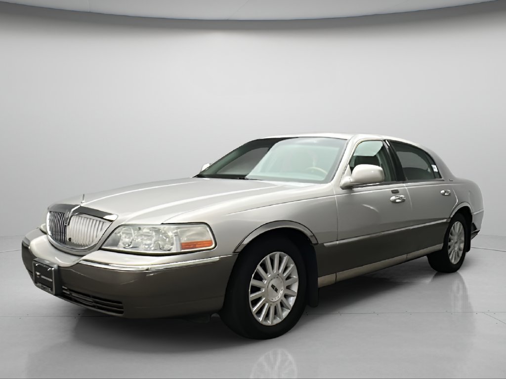 Used 2003 Lincoln Town Car Signature RWD image 3