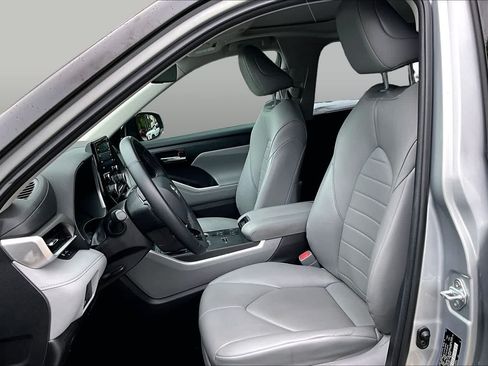 Used 2021 Toyota Highlander XLE FWD image 9