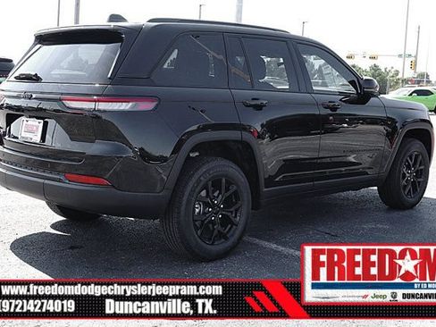 Used 2025 Jeep Grand Cherokee Altitude AWD/4WD image 5