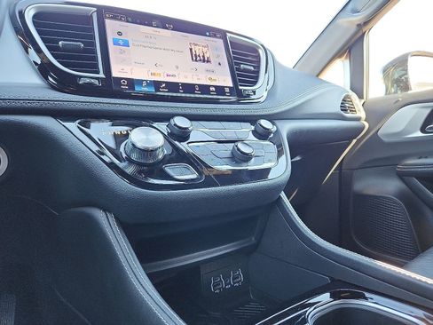 Used 2025 Chrysler Pacifica Limited image 20