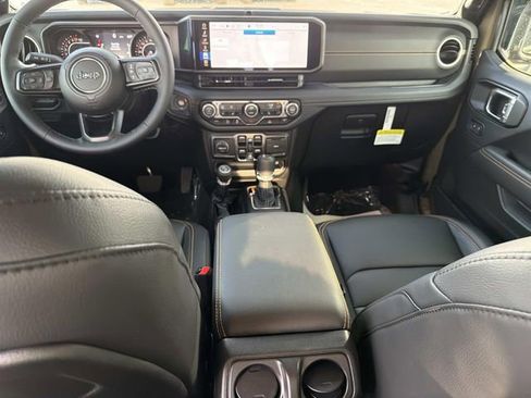 Used 2025 Jeep Gladiator Sport image 14