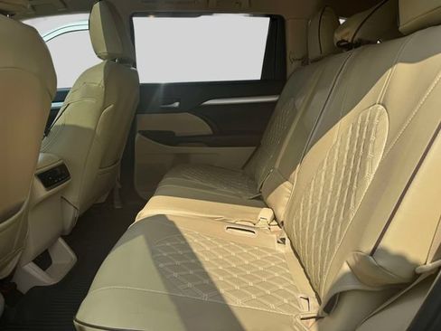Used 2019 Toyota Highlander XLE AWD/4WD image 15