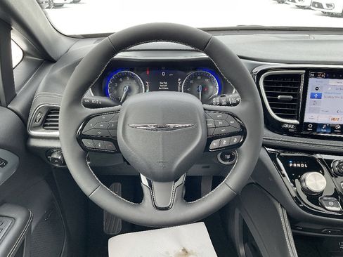 New 2026 Chrysler Pacifica Limited w/ Uconnect Theater Family Group FWD image 11