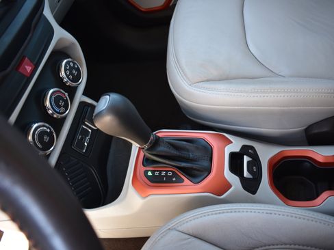 Used 2016 Jeep Renegade Latitude image 22