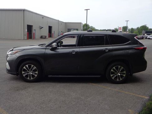 Used 2022 Toyota Highlander XLE AWD/4WD image 5