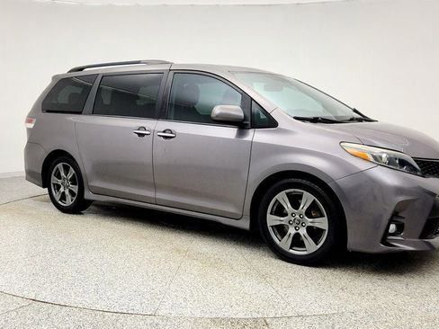 Used 2018 Toyota Sienna SE Premium image 3