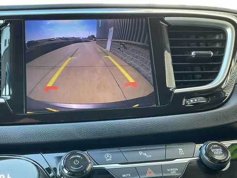 Used 2020 Chrysler Pacifica Touring-L Plus image 23