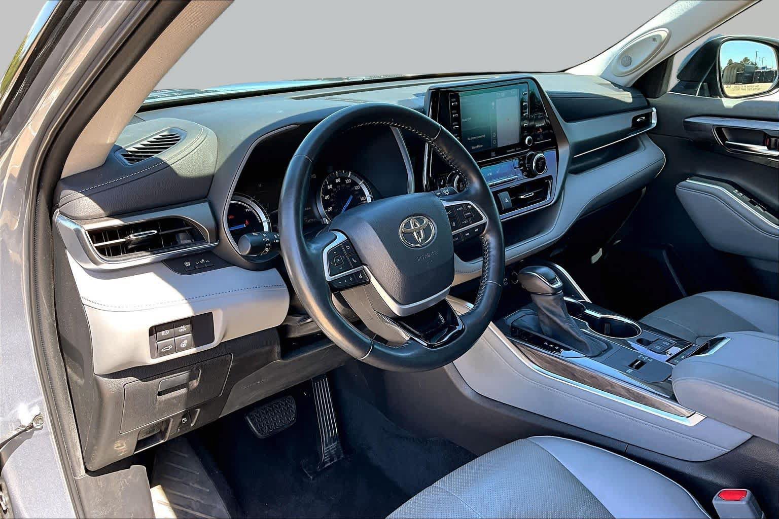 Used 2022 Toyota Highlander Limited FWD image 18