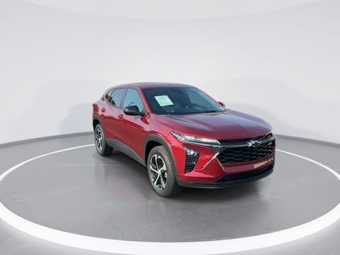 Used 2024 Chevrolet Trax RS w/ Driver Confidence Package FWD image 2