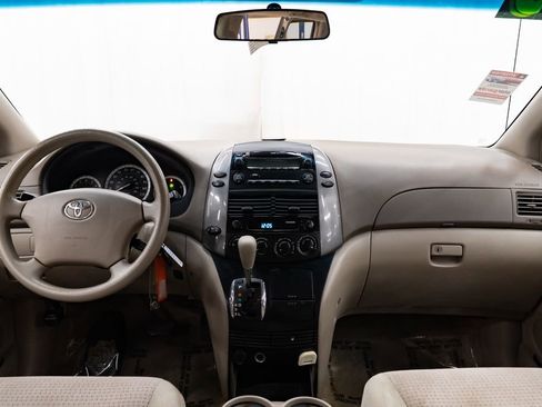 Used 2010 Toyota Sienna CE FWD image 9