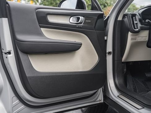 Certified 2023 Volvo XC40 B5 Ultimate w/ Protection Package Premier AWD/4WD image 41