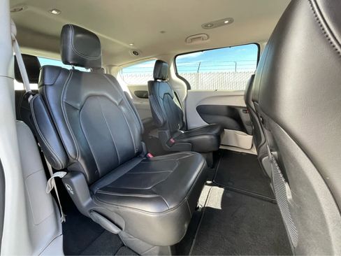 Used 2024 Chrysler Pacifica Touring-L image 25