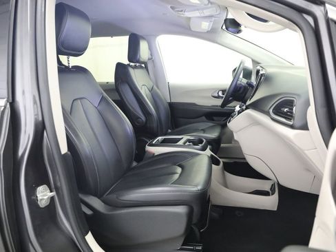 Used 2023 Chrysler Pacifica Touring-L FWD image 6