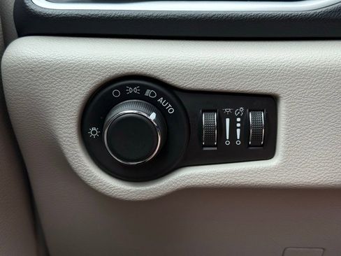 Used 2020 Chrysler Voyager Lxi FWD image 16