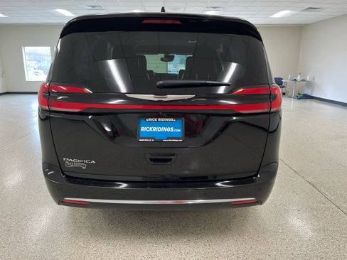 Used 2024 Chrysler Pacifica Touring-L FWD image 7