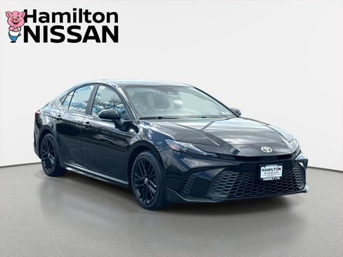 Used 2025 Toyota Camry SE image 1