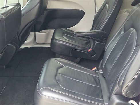 Used 2022 Chrysler Pacifica Touring-L image 15