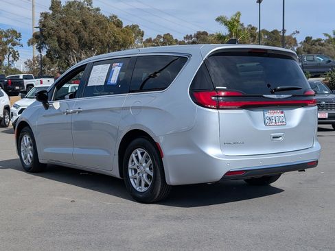 Used 2024 Chrysler Pacifica Touring image 12