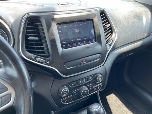 Used 2019 Jeep Cherokee Latitude Plus FWD image 20