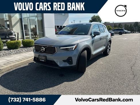 Used 2025 Volvo XC40 B5 Plus AWD/4WD image 1