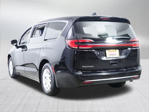 Used 2024 Chrysler Pacifica Touring-L image 5