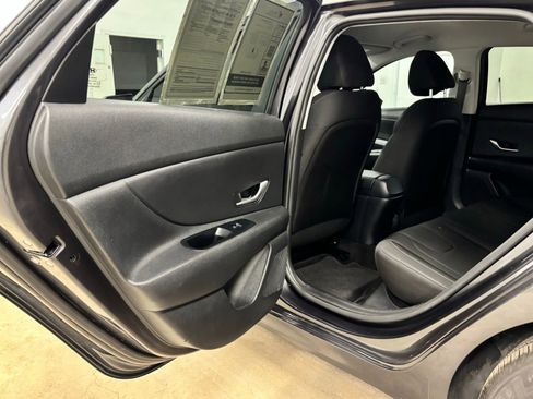 Used 2021 Hyundai Elantra SEL w/ Preferred Accessory Package FWD image 18