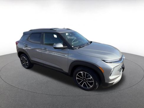 Used 2025 Chevrolet TrailBlazer LT image 2