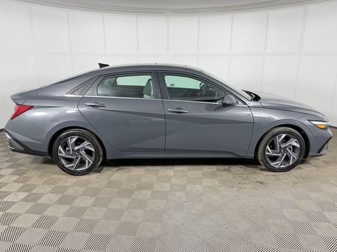 Used 2025 Hyundai Elantra Limited FWD image 16