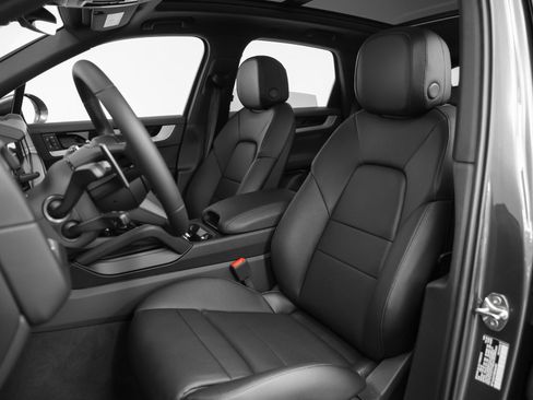 Certified 2025 Porsche Cayenne image 37