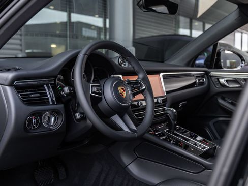 Certified 2026 Porsche Macan AWD/4WD image 4
