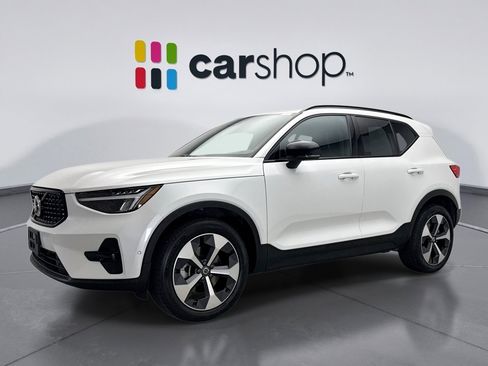 Used 2025 Volvo XC40 B5 Plus AWD/4WD image 1