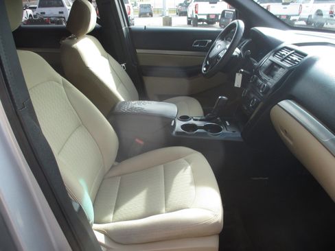 Used 2016 Ford Explorer FWD image 9