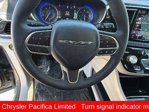 Used 2023 Chrysler Pacifica Limited FWD image 18