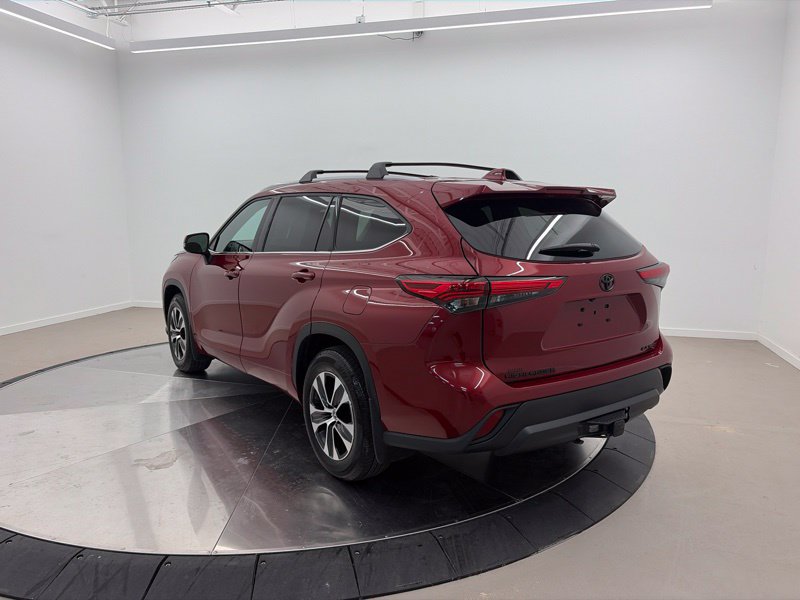 Used 2022 Toyota Highlander XLE AWD/4WD image 5