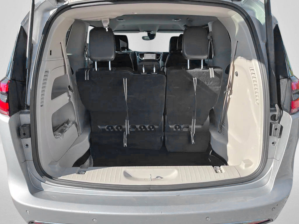Used 2024 Chrysler Pacifica Touring-L FWD image 9